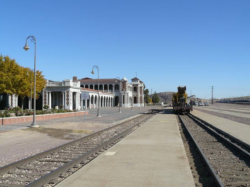 P1080328.JPG - An historic building along the historic route 66.