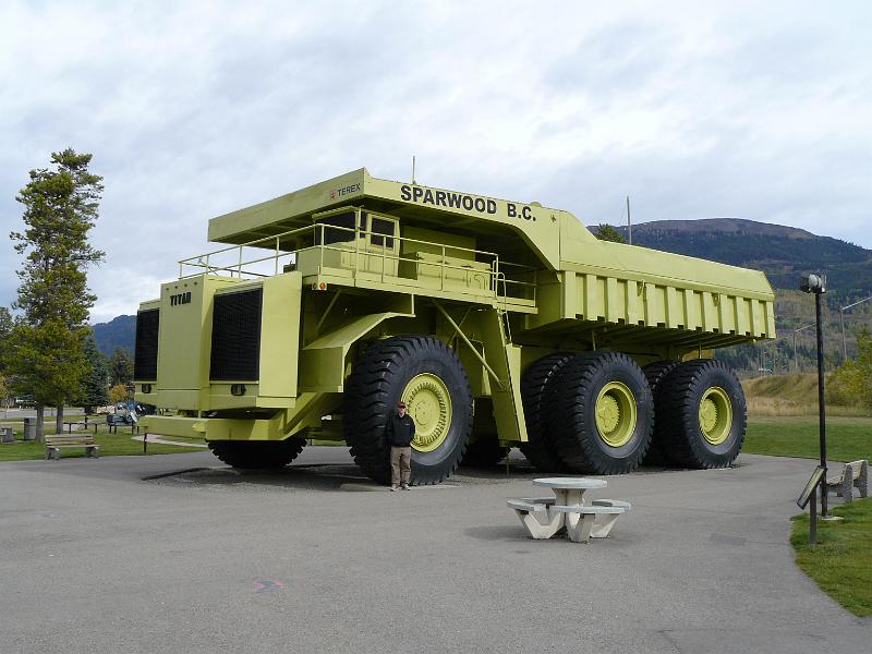 P1050432.JPG - That, my friends, is the world's largest truck!