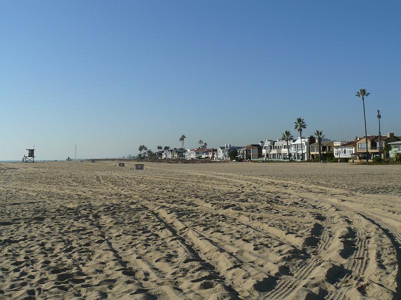P1070607.JPG - There were a ton of really nice beachfront houses. There were also several hideous ones.