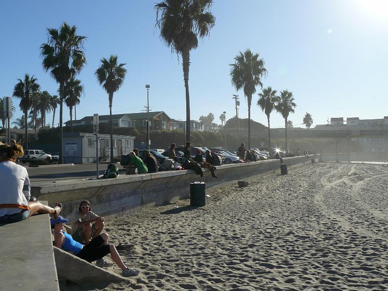 P1070893.JPG - God damn dirty stinkin' hippies. These people were parasties. The one in the foreground, however, was successfully hitting on that chick. Weird!