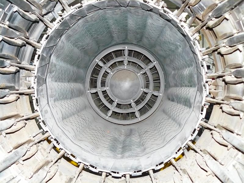 P1070946.JPG - The exhaust of a turbojet engine.