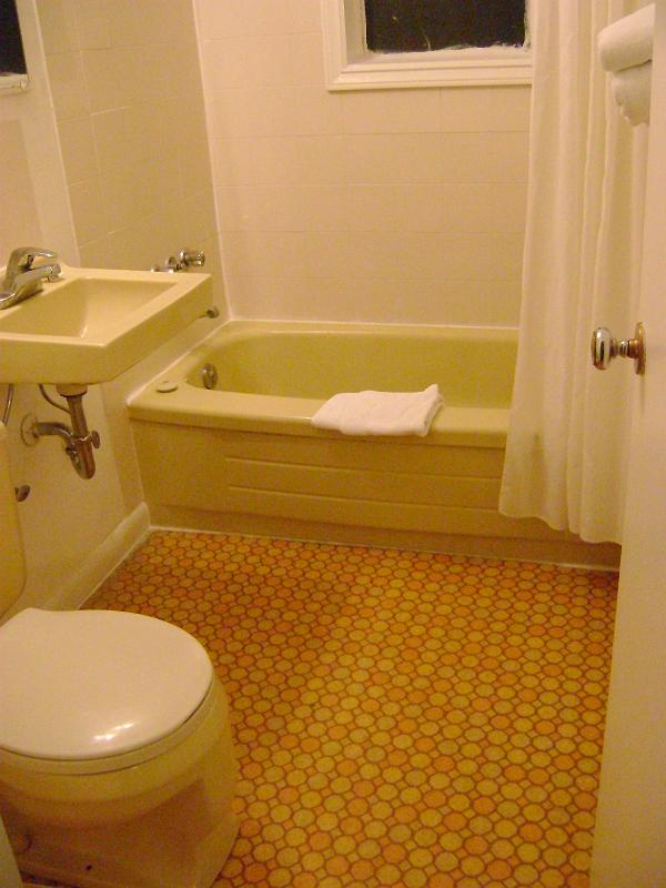 DSC03670.JPG - When we returned to our campsite we were the only ones there save for a massive black bear (5 feet tall at the shoulders). We decided to pack up and move on. We ended up staying in a funny motel in Port Alberni. This was the bathroom.